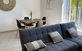 Spacieux 2 Chambres, Clim, Parking Prive Ferme, Local Velos